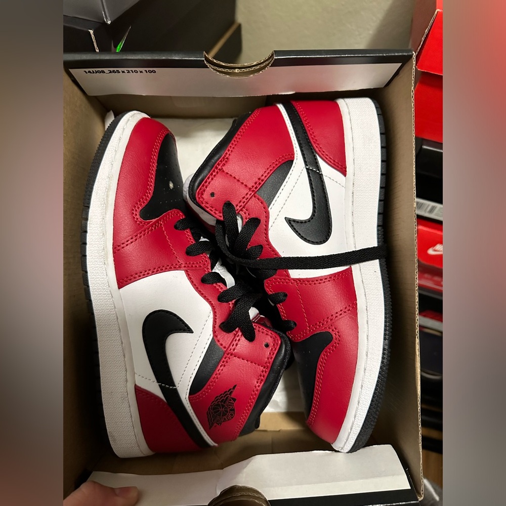Jordan 1 Mid
Chicago Black Toe (GS)- SIZE 4.5